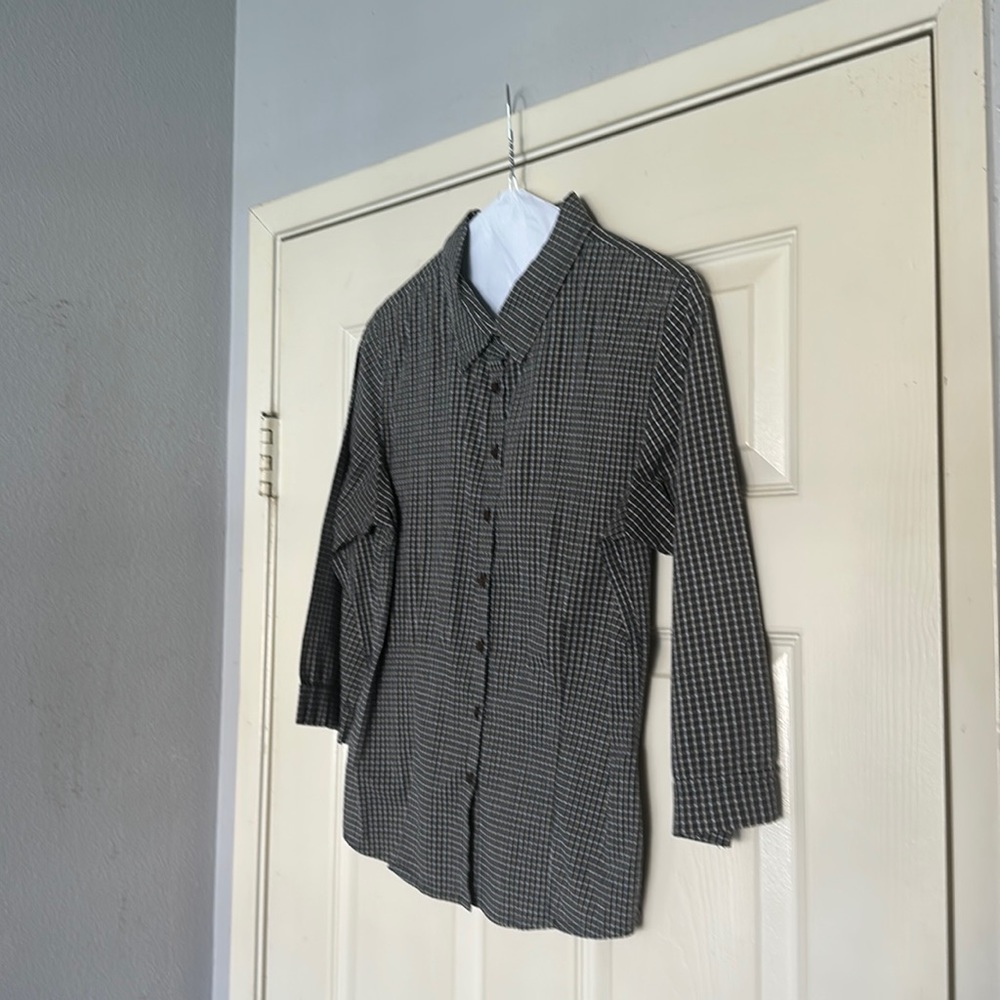 Super sexy & chic, very classic, elegant but can be worn casual/business casual.